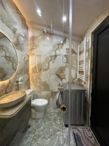 Un baño con un lavabo y un inodoro y un lavabo. en Mansarda House, en Tiflis 32 fotos más