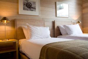 um quarto de hotel com duas camas e um abajur em Forty Two by Amazing Accom em Queenstown