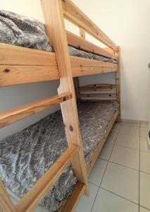 quelques lits superposés dans une chambre dans l'établissement Face à la mer et au sentier de randonnée- Bretagne, à Planguenoual