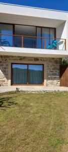 a house with a lawn in front of it at Casa de Silvares - Piso inferior in Carvalho
