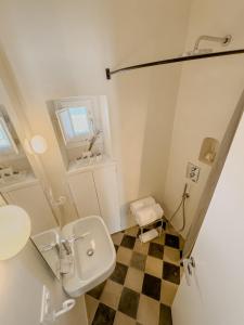 een badkamer met toilet en wastafel bij Lilibeth Luxury Suites - Ostuni in Ostuni