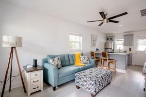 Predel za sedenje v nastanitvi Walk Everywhere! 1-bedroom Gem In Downtown Hub