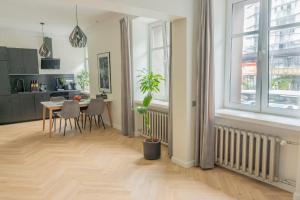 a kitchen and living room with a table and a dining room at Stylish apartment in the heart of Tallinn, free parking in Tallinn