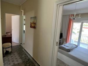 un dormitorio con una cama y una ventana en Nectarios seaside apartment., en Palaión Tsiflíkion