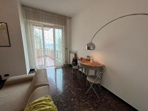 una sala de estar con un sofá y una mesa en Casa Gagge by Holiday World, en Génova 19 fotos más