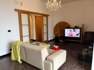 Una sala de estar con un sofá y un televisor. en Casa Gagge by Holiday World, en Génova
