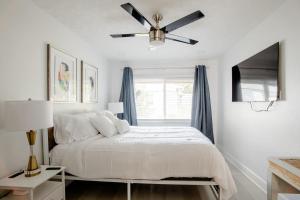 Postelja oz. postelje v sobi nastanitve Walk Everywhere! 1-bedroom Gem In Downtown Hub