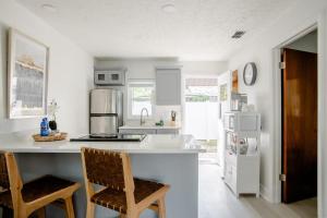 Kuhinja oz. manjša kuhinja v nastanitvi Walk Everywhere! 1-bedroom Gem In Downtown Hub