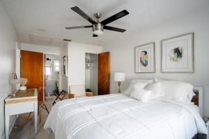 Postelja oz. postelje v sobi nastanitve Walk Everywhere! 1-bedroom Gem In Downtown Hub