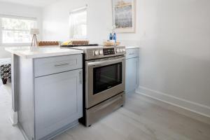 Kuhinja oz. manjša kuhinja v nastanitvi Walk Everywhere! 1-bedroom Gem In Downtown Hub