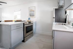 Kuhinja oz. manjša kuhinja v nastanitvi Walk Everywhere! 1-bedroom Gem In Downtown Hub