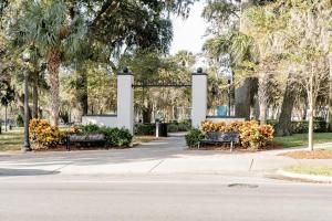 Vrt pred nastanitvijo Walk Everywhere! 1-bedroom Gem In Downtown Hub