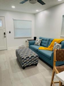 Predel za sedenje v nastanitvi Walk Everywhere! 1-bedroom Gem In Downtown Hub