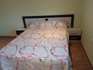 sypialnia z łóżkiem i 2 szafkami nocnymi w obiekcie Habitación con baño cambados w mieście Pontevedra