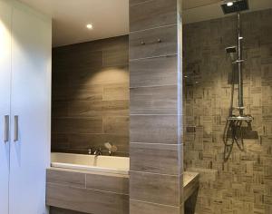 ein Badezimmer mit Badewanne und Waschbecken in der Unterkunft Naturskjønt og sentralt, flott beliggende stor hytte in Fausko