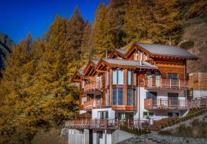 une maison sur le flanc d'une montagne dans l'établissement Chalet Luna, à Zermatt