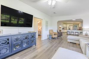 een woonkamer met een blauwe kast met een tv erop bij Red Rooster Cottage in Freeport