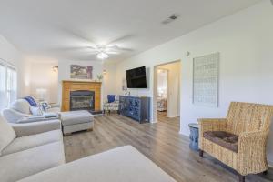 een woonkamer met een bank en een tv bij Red Rooster Cottage in Freeport +19 foto's