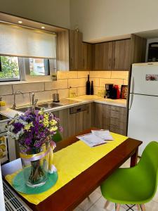 Kuchyň nebo kuchyňský kout v ubytování Flower House in Koropi-near airport