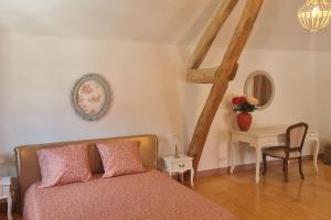 a bedroom with a bed and a table with a table at Belle maison, 2 chambres dans corps de ferme - logement Raphaël in Villiers-sous-Grez