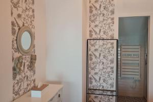a bathroom with a mirror next to a sink at Belle maison, 2 chambres dans corps de ferme - logement Raphaël in Villiers-sous-Grez