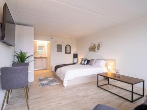 Giường trong phòng chung tại Orlando 1BR Condo with lake view & minutes to Disney +27 ảnh