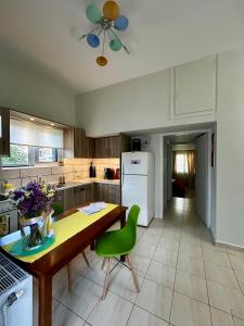 Kuchyň nebo kuchyňský kout v ubytování Flower House in Koropi-near airport + 10 fotografií