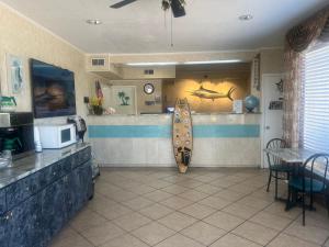 eine Küche mit einem Surfbrett, das an der Wand hängt in der Unterkunft Hole Inn the Wall Hotel - Fort Walton Beach - Sunset Plaza - nearby Beaches & Hurlburt in Fort Walton Beach