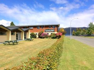 um edifício com um banco de piquenique em frente em Alpine View Motel em Te Anau