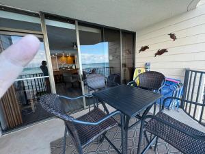 Rõdu või terrass majutusasutuses Amazing Sunsets Oceanfront Views - indigomaui -