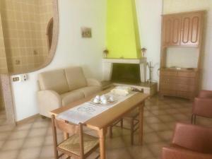 een woonkamer met een tafel en een bank bij Tenuta Zizzi in Fasano