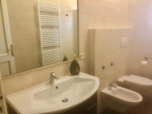 een witte badkamer met een wastafel en een toilet bij Tenuta Zizzi in Fasano