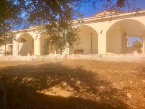 een huis met een boom ervoor bij Tenuta Zizzi in Fasano +8 foto's