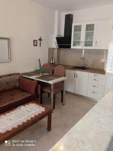 Kuchyň nebo kuchyňský kout v ubytování Strandnahe Wohnung in Chalkidiki