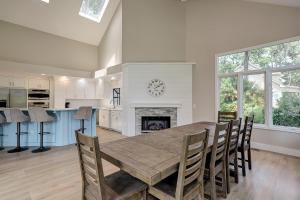Una cocina y un comedor con mesa y chimenea. en Luxury 4 BR 45 BA Home w Double Master Suites private pool Sea Pines Resort Gorgeous views, en Hilton Head Island