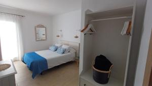 Postel nebo postele na pokoji v ubytování Hostal Dragonera + 2 fotografie