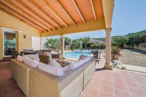 Bazén v ubytovaní Villa Magdalena Blanca by Villa Plus alebo v jeho blízkosti