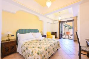 a bedroom with a bed and a balcony at Tenuta Villa Tara in Sant'Angelo D'Ischia