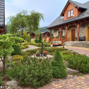 a garden in front of a house at Słoneczne zbocze in Wysowa-Zdrój +17 photos