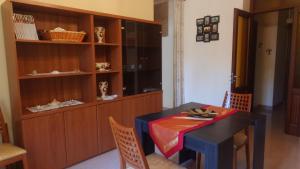 a dining room with a table and chairs and a shelf at Casa Vacanza PIAZZA APARTMENT 1 in SantʼAndrea di Conza