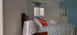 Casa Scora في Portela: غرفة نوم بها سرير مع وسائد ونافذة +24 صورة