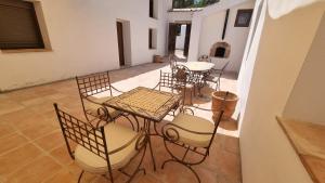 patio con tavoli e sedie di Cortijo Castillo de peñafleita a Siles