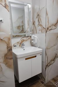 Ein Badezimmer in der Unterkunft Riviera Hotel-City Center