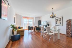salon i jadalnia ze stołem i krzesłami w obiekcie Dom & House - Apartments Parkur Sopot w mieście Sopot