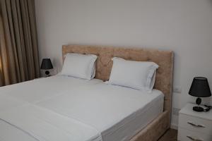 Ein Bett oder Betten in einem Zimmer der Unterkunft Riviera Hotel-City Center