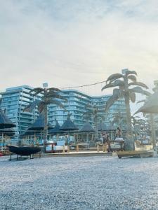 ein Resort mit Palmen und einem großen Gebäude in der Unterkunft White Sea Studio Premium in Mamaia Nord – Năvodari + 18 Fotos