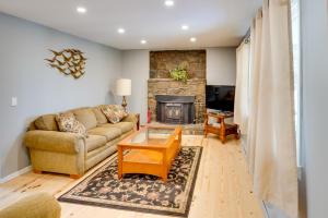 Μια τηλεόραση ή/και κέντρο ψυχαγωγίας στο Cozy Southern Vermont Home with On-Site Trails