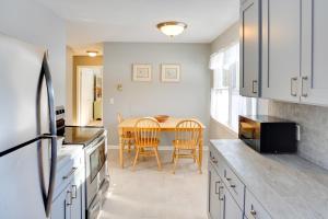 Η κουζίνα ή μικρή κουζίνα στο Cozy Southern Vermont Home with On-Site Trails