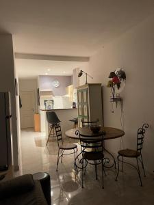 une cuisine et une salle à manger avec une table et des chaises dans l'établissement Suite Deloye FSHH, à Nice 6 autres photos