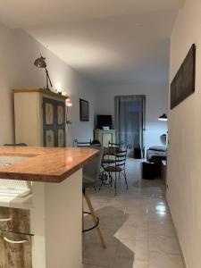 une cuisine et un salon avec une table et des chaises dans l'établissement Suite Deloye FSHH, à Nice